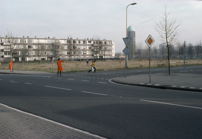 117511 Afbeelding van verkeersbrigadiers bij de oversteekplaats voor voetgangers bij de kruising van de Theemsdreef ...